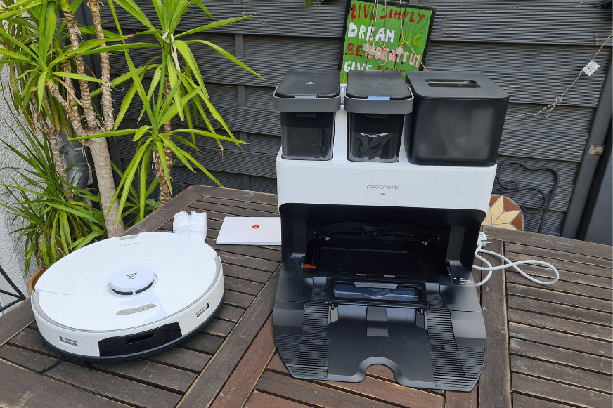 Весь комплект поставки Roborock S7 Pro Ultra находится на полу